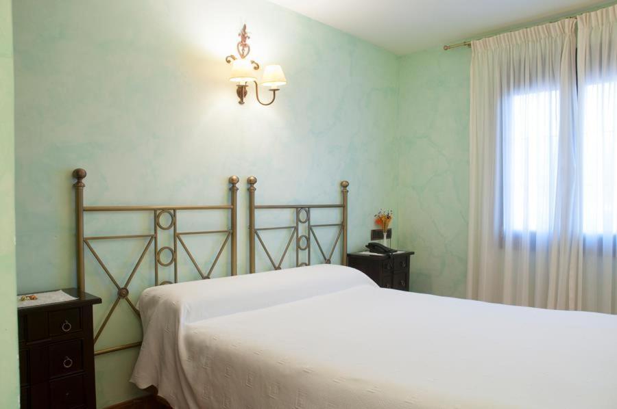 Hostal Rural Los Telares Pastrana Eksteriør billede